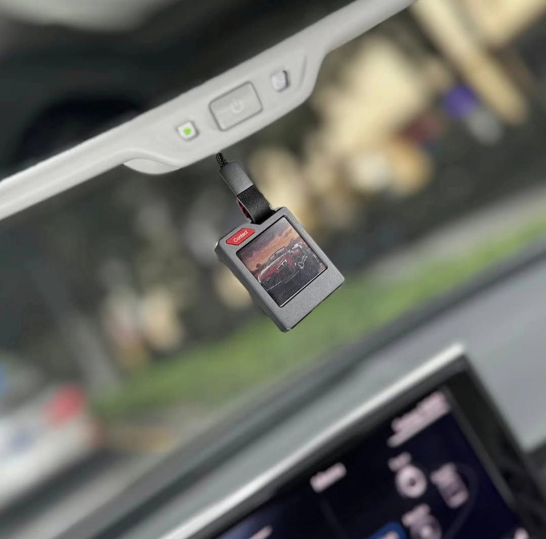 PhotoTag Smart Bluetooth Tracker with Custom Color E-Ink Display