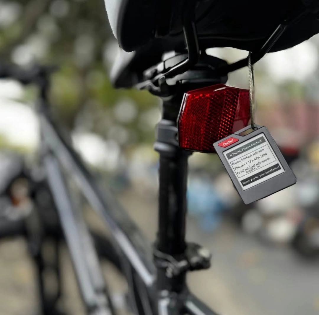 PhotoTag Smart Bluetooth Tracker with Custom Color E-Ink Display